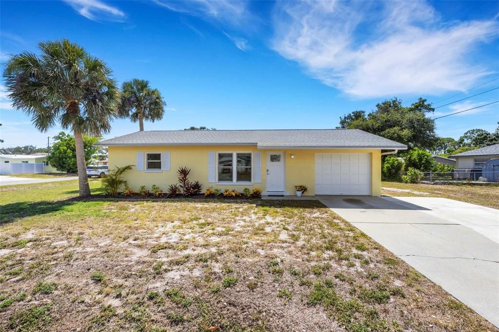 For Sale: $279,900 (2 beds, 1 baths, 858 Square Feet)