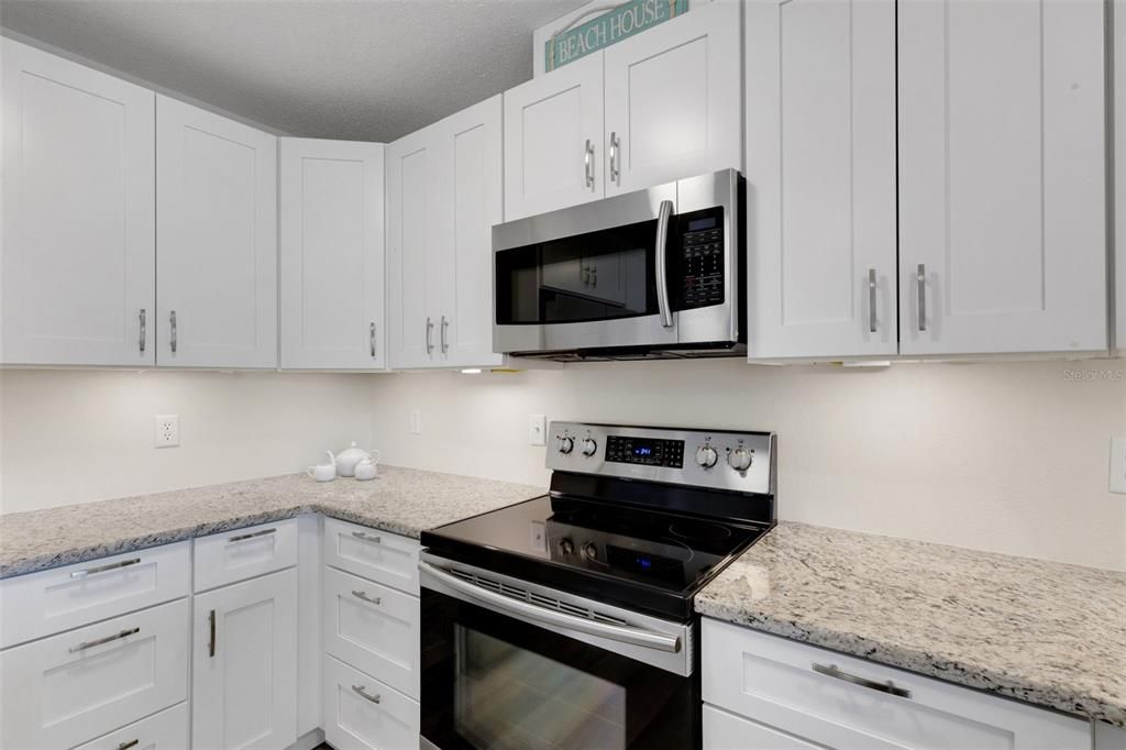 For Sale: $279,900 (2 beds, 1 baths, 858 Square Feet)