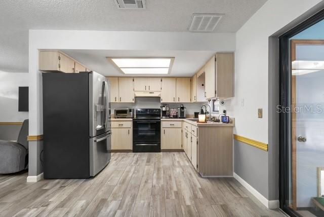 For Sale: $260,000 (2 beds, 1 baths, 1065 Square Feet)