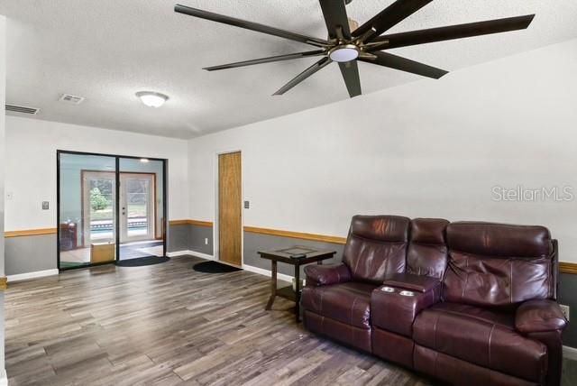 For Sale: $260,000 (2 beds, 1 baths, 1065 Square Feet)
