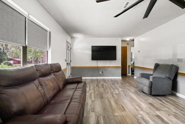 For Sale: $260,000 (2 beds, 1 baths, 1065 Square Feet)