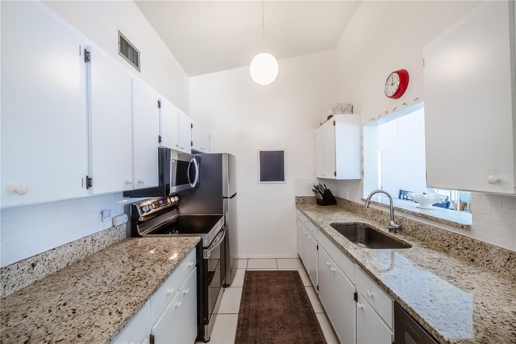 For Sale: $219,000 (2 beds, 2 baths, 1180 Square Feet)