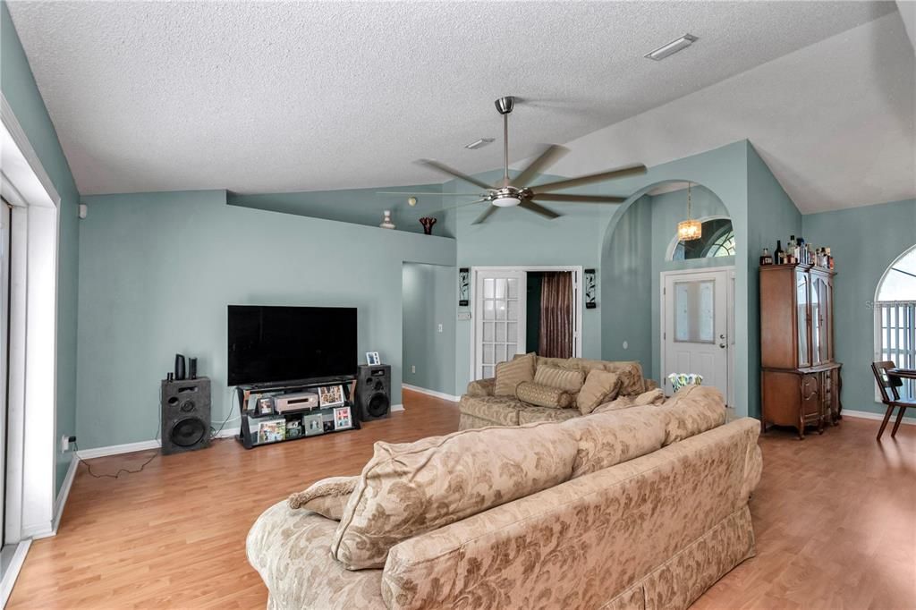 For Sale: $329,000 (3 beds, 2 baths, 1817 Square Feet)