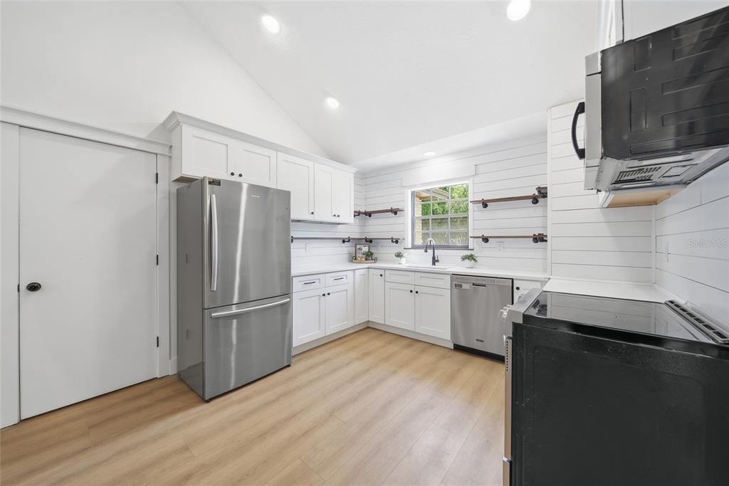 На продажу: $359,900 (3 спален, 2 ванн, 1406 Квадратных фут)
