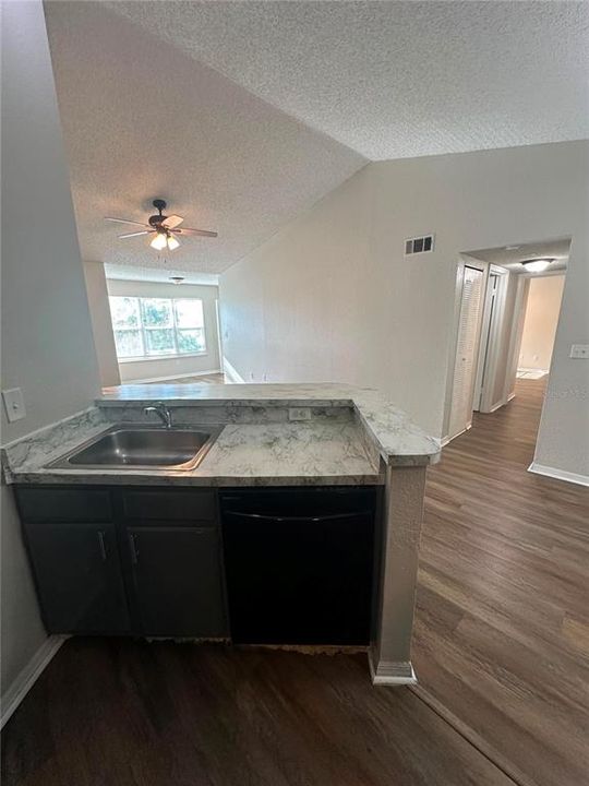 For Rent: $1,600 (2 beds, 1 baths, 934 Square Feet)