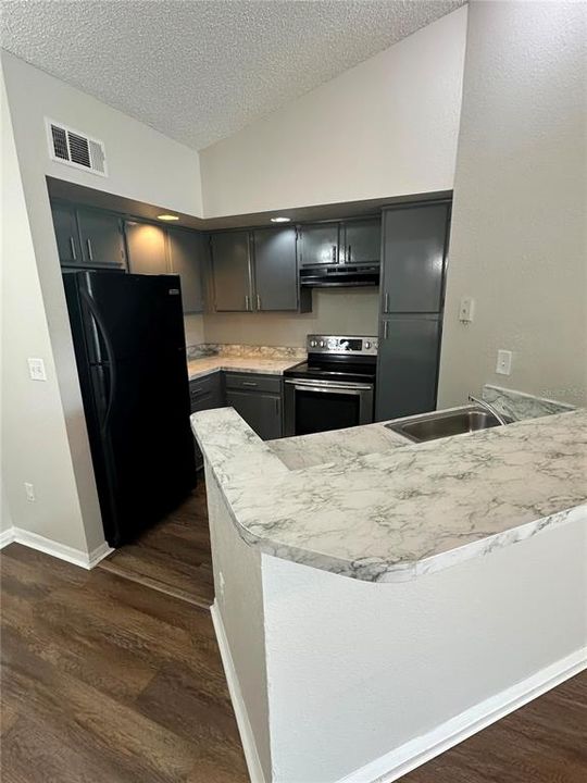 For Rent: $1,600 (2 beds, 1 baths, 934 Square Feet)