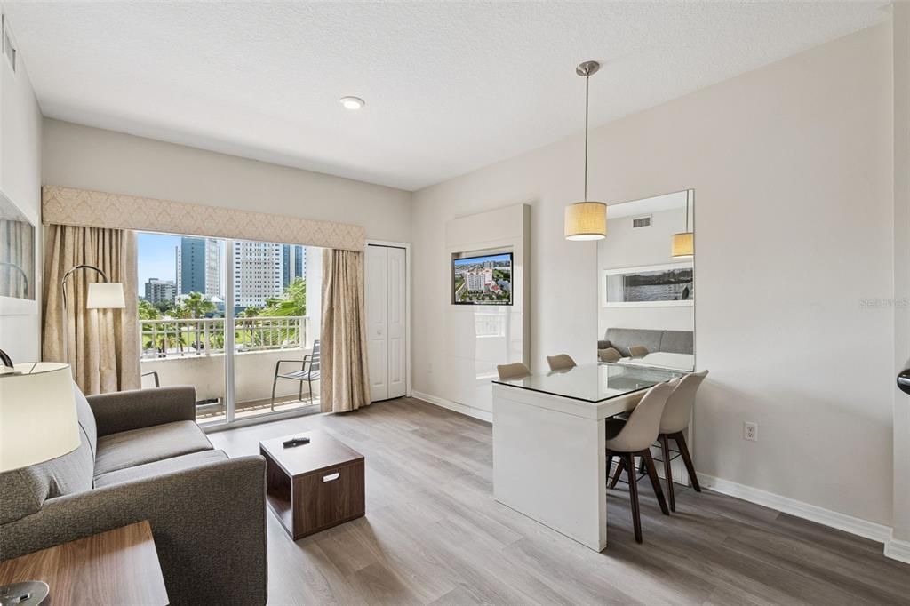 For Sale: $159,999 (1 beds, 1 baths, 671 Square Feet)