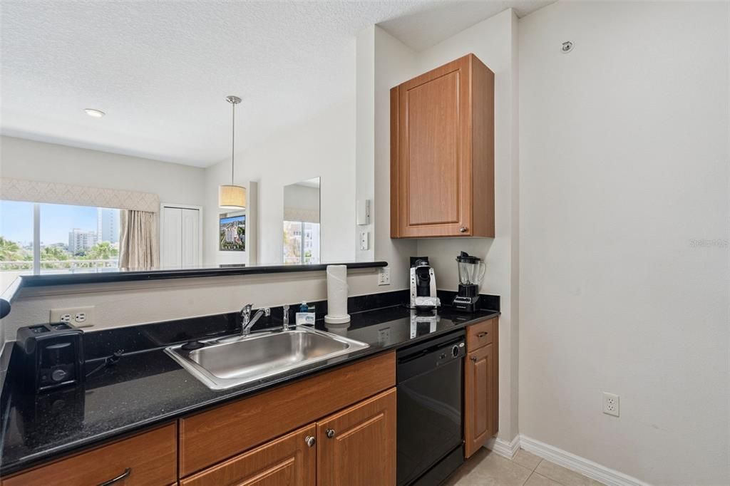 For Sale: $159,999 (1 beds, 1 baths, 671 Square Feet)