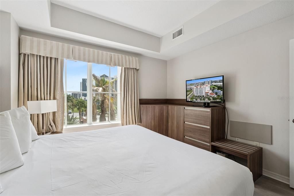 For Sale: $159,999 (1 beds, 1 baths, 671 Square Feet)