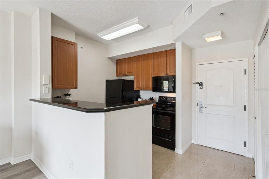 For Sale: $159,999 (1 beds, 1 baths, 671 Square Feet)