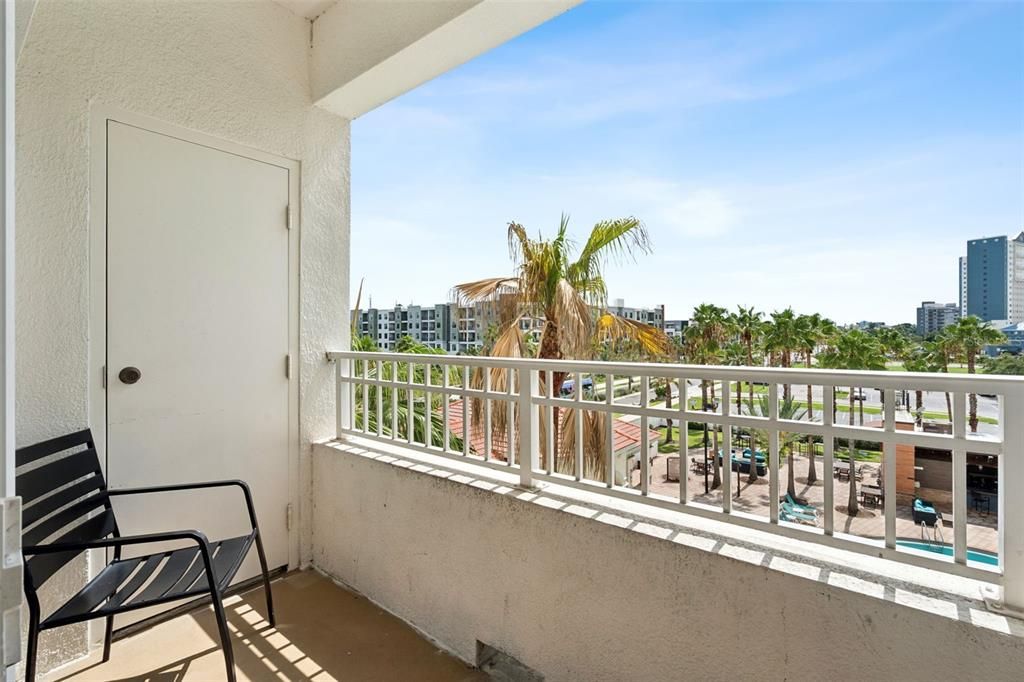 For Sale: $159,999 (1 beds, 1 baths, 671 Square Feet)
