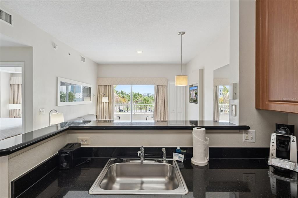 For Sale: $159,999 (1 beds, 1 baths, 671 Square Feet)