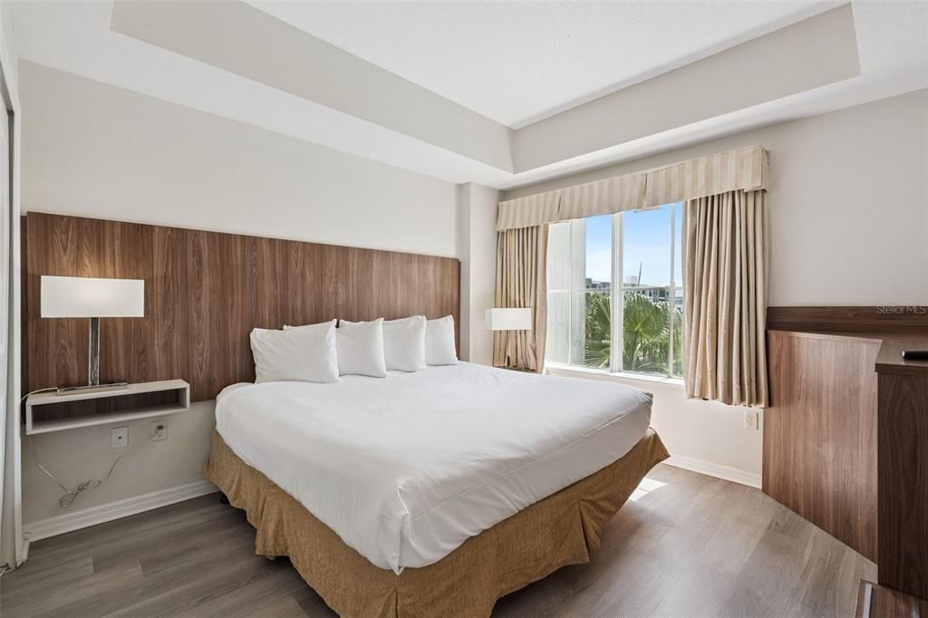 For Sale: $159,999 (1 beds, 1 baths, 671 Square Feet)