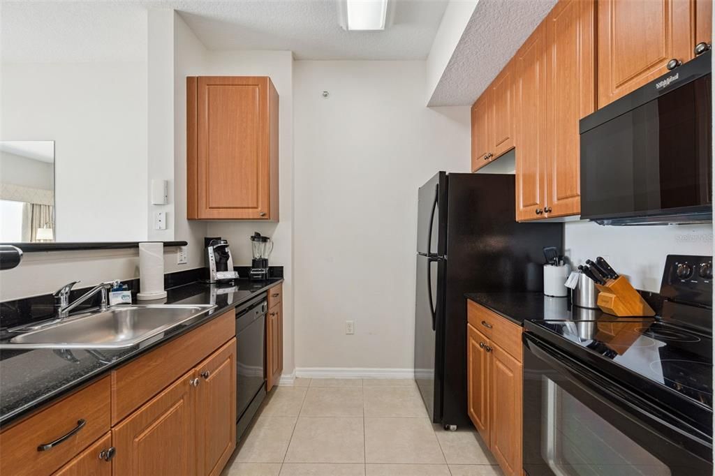 For Sale: $159,999 (1 beds, 1 baths, 671 Square Feet)
