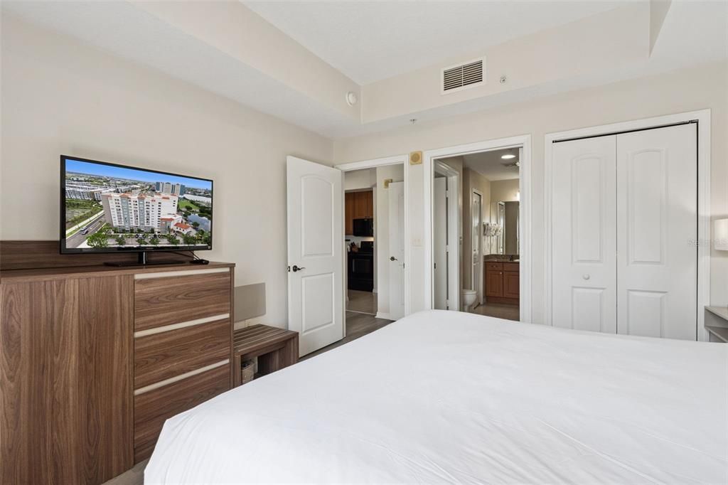 For Sale: $159,999 (1 beds, 1 baths, 671 Square Feet)