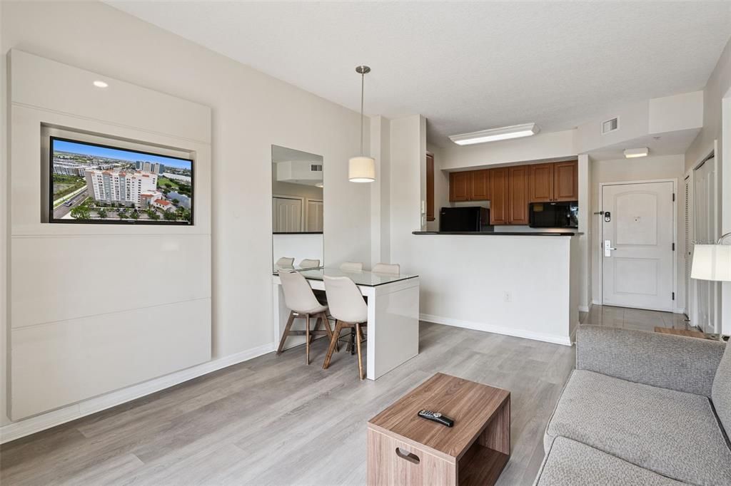 For Sale: $159,999 (1 beds, 1 baths, 671 Square Feet)