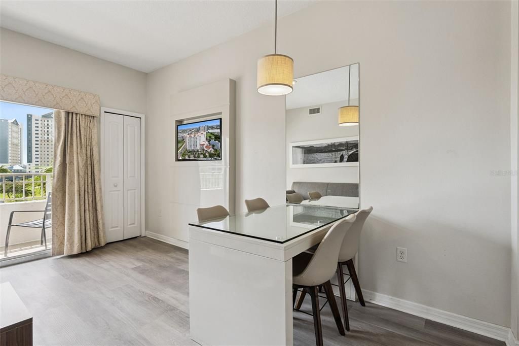 For Sale: $159,999 (1 beds, 1 baths, 671 Square Feet)