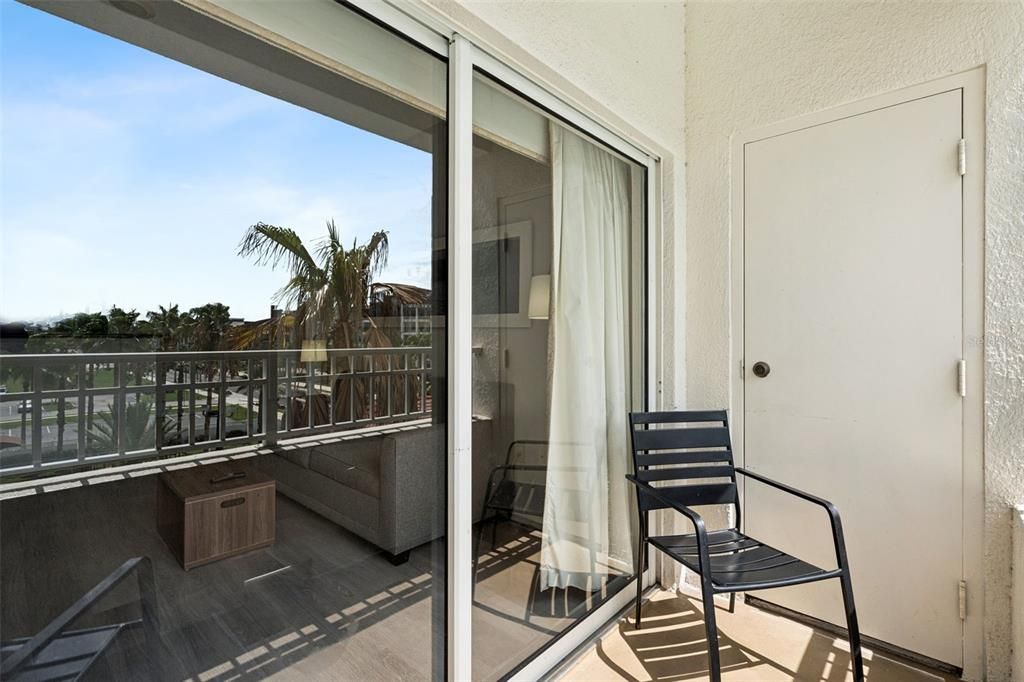 For Sale: $159,999 (1 beds, 1 baths, 671 Square Feet)