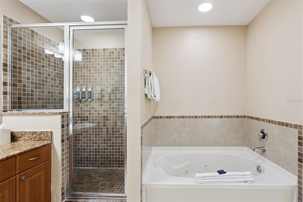 For Sale: $159,999 (1 beds, 1 baths, 671 Square Feet)