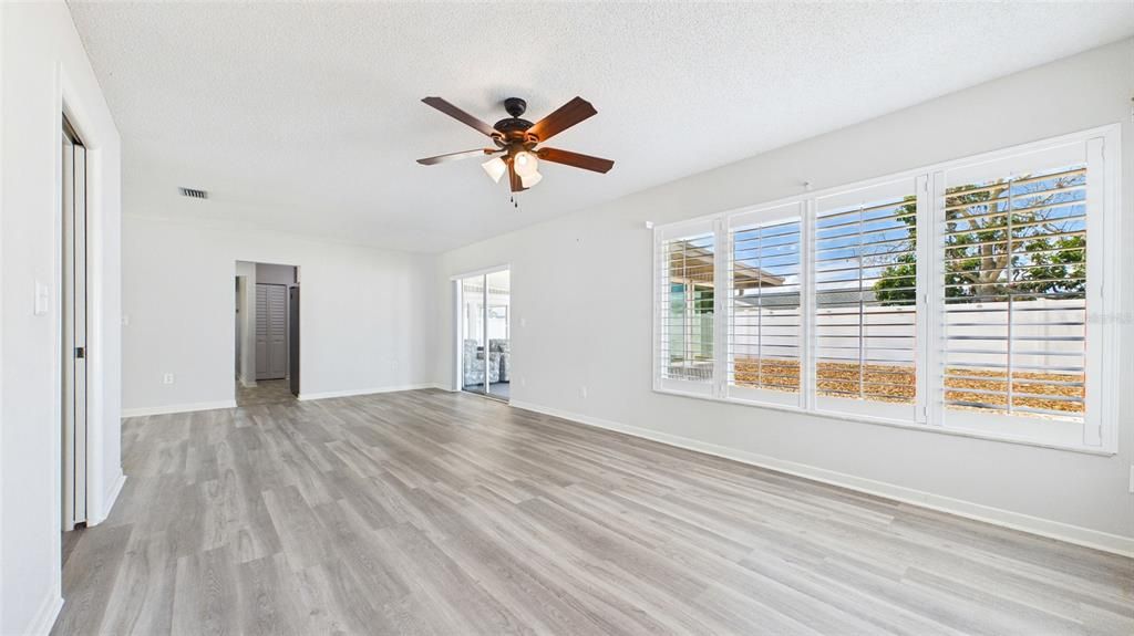 For Sale: $299,900 (2 beds, 2 baths, 1550 Square Feet)