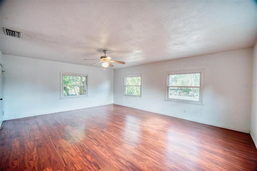 For Sale: $329,900 (5 beds, 4 baths, 2835 Square Feet)