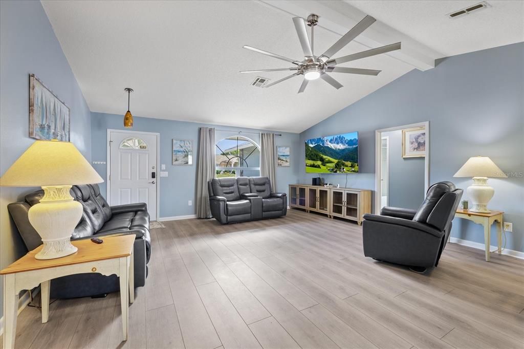 For Sale: $330,000 (3 beds, 2 baths, 1611 Square Feet)