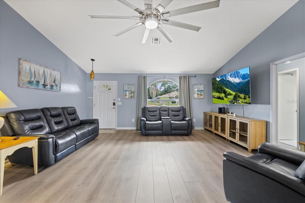 For Sale: $330,000 (3 beds, 2 baths, 1611 Square Feet)