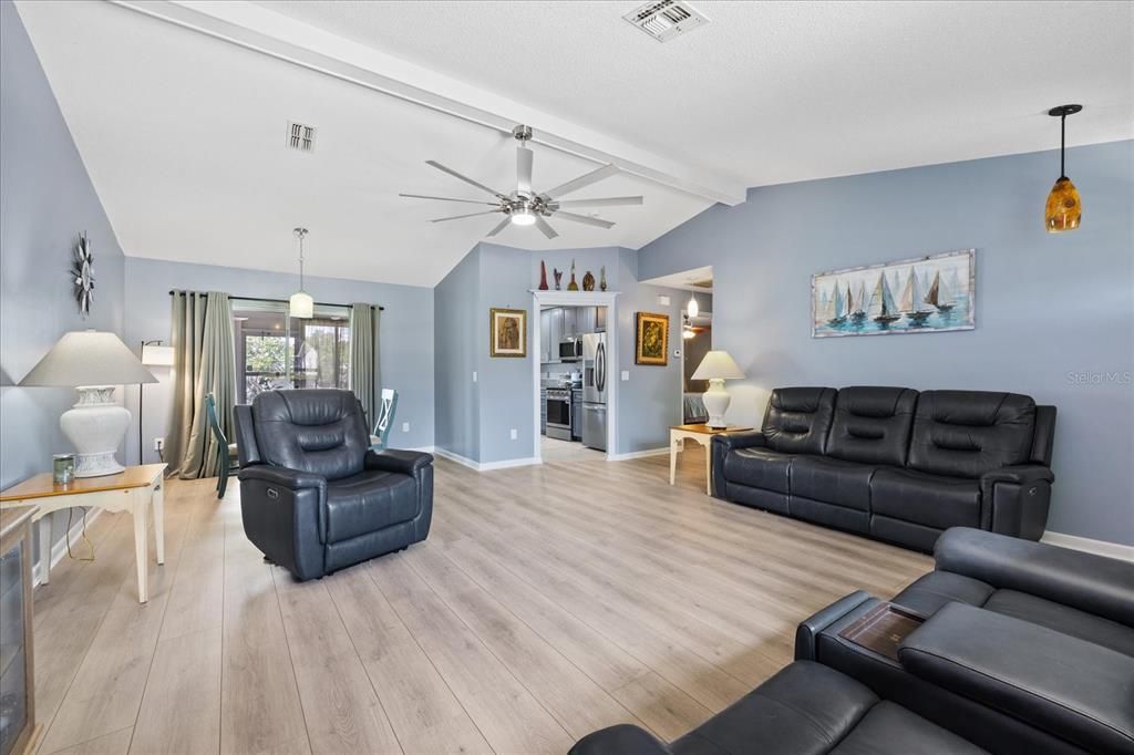 For Sale: $330,000 (3 beds, 2 baths, 1611 Square Feet)
