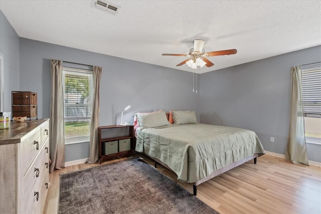 For Sale: $330,000 (3 beds, 2 baths, 1611 Square Feet)
