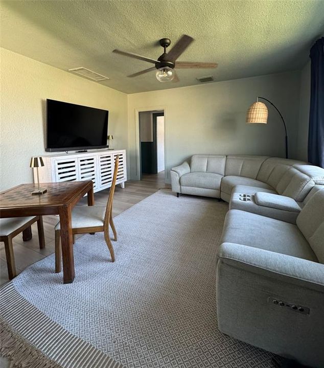 For Rent: $2,500 (2 beds, 1 baths, 1189 Square Feet)