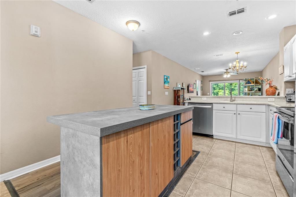 For Sale: $234,900 (2 beds, 2 baths, 1238 Square Feet)