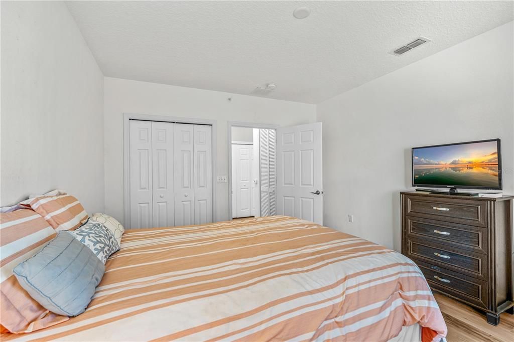 For Sale: $234,900 (2 beds, 2 baths, 1238 Square Feet)