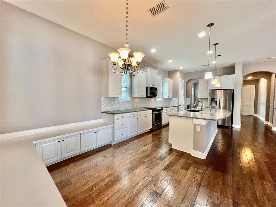 For Rent: $3,850 (4 beds, 2 baths, 2505 Square Feet)