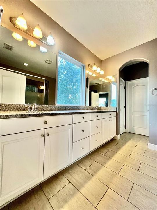 For Rent: $3,850 (4 beds, 2 baths, 2505 Square Feet)