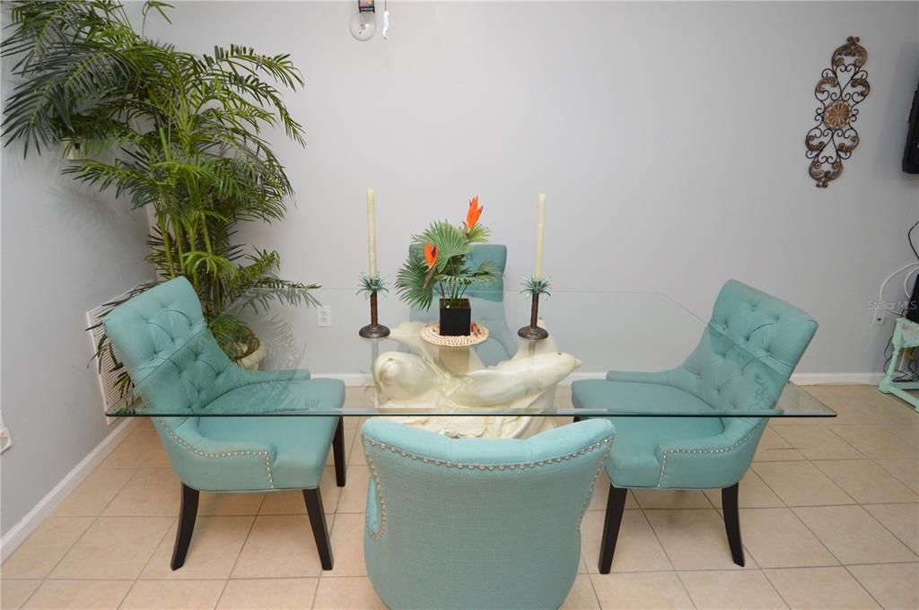 For Rent: $1,850 (1 beds, 1 baths, 747 Square Feet)