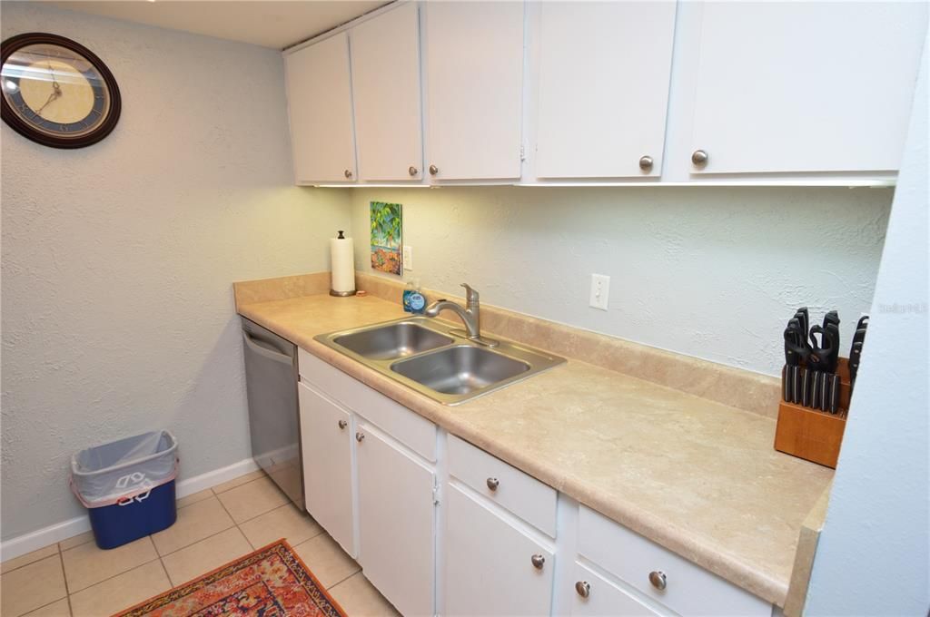 For Rent: $1,850 (1 beds, 1 baths, 747 Square Feet)