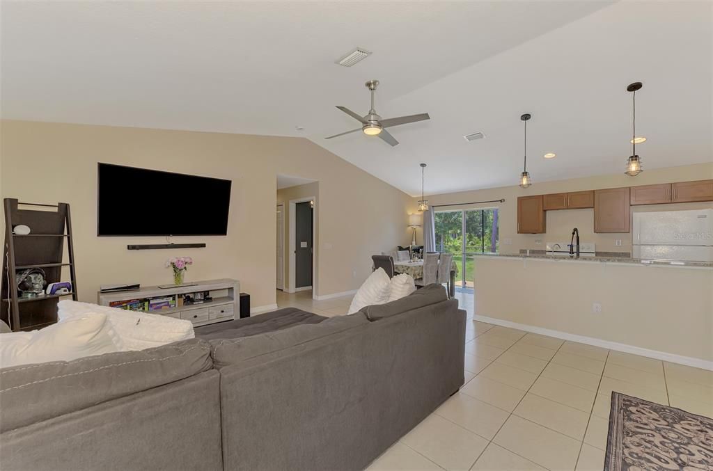 En Venta: $268,800 (3 camas, 2 baños, 1170 Pies cuadrados)