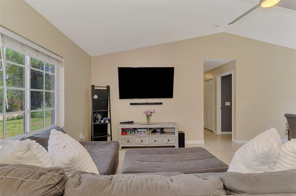 En Venta: $268,800 (3 camas, 2 baños, 1170 Pies cuadrados)