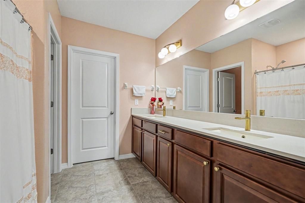 For Sale: $425,000 (6 beds, 3 baths, 3362 Square Feet)