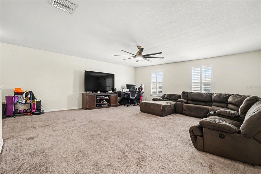 For Sale: $425,000 (6 beds, 3 baths, 3362 Square Feet)