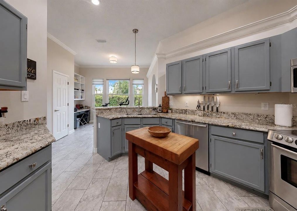 For Sale: $565,000 (3 beds, 2 baths, 1928 Square Feet)