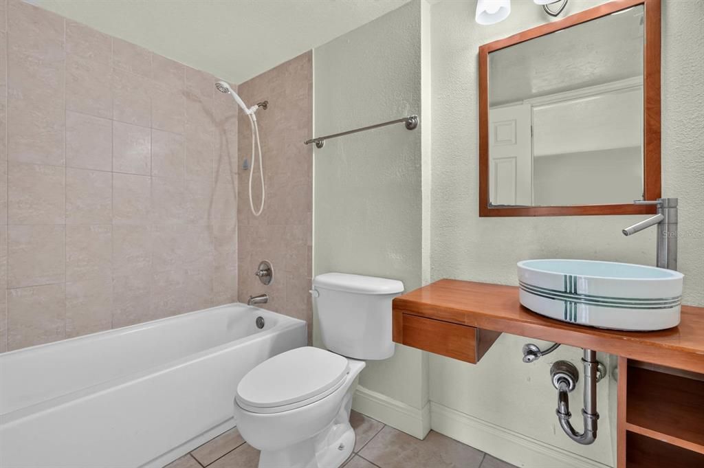 For Sale: $159,000 (2 beds, 2 baths, 970 Square Feet)