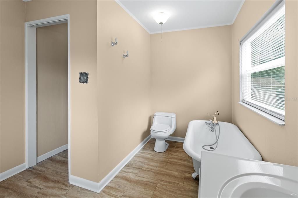 For Sale: $475,000 (3 beds, 2 baths, 1781 Square Feet)