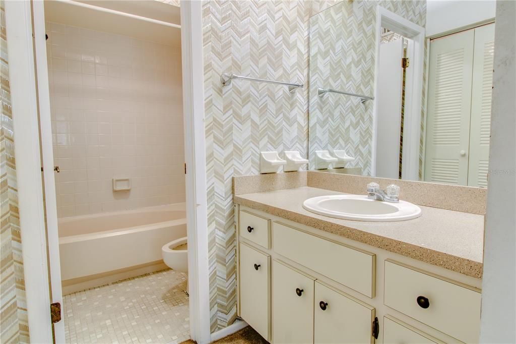 For Sale: $160,000 (2 beds, 2 baths, 934 Square Feet)