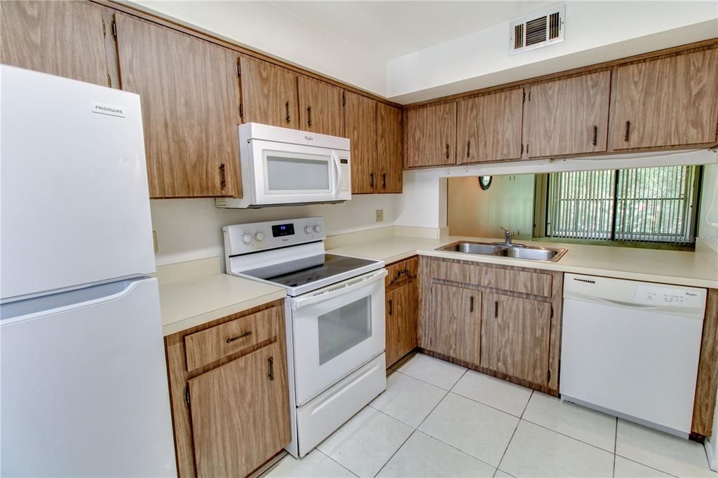 For Sale: $160,000 (2 beds, 2 baths, 934 Square Feet)
