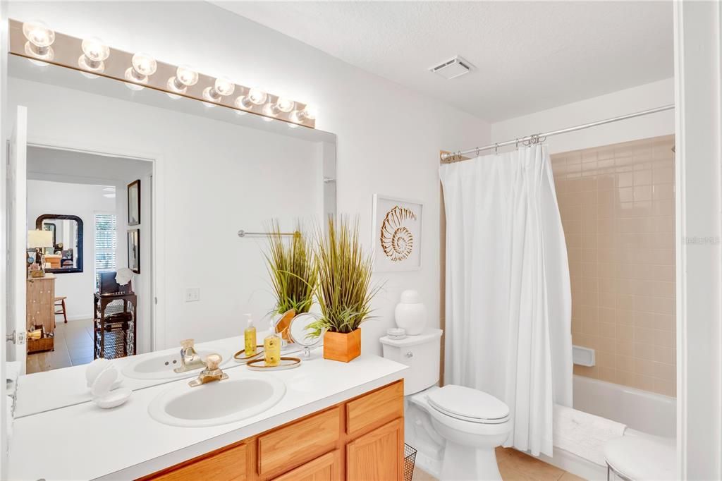 For Sale: $199,700 (2 beds, 2 baths, 1045 Square Feet)