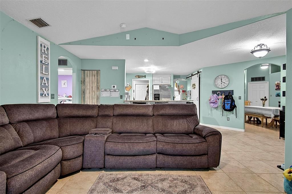 For Sale: $342,900 (3 beds, 2 baths, 1761 Square Feet)