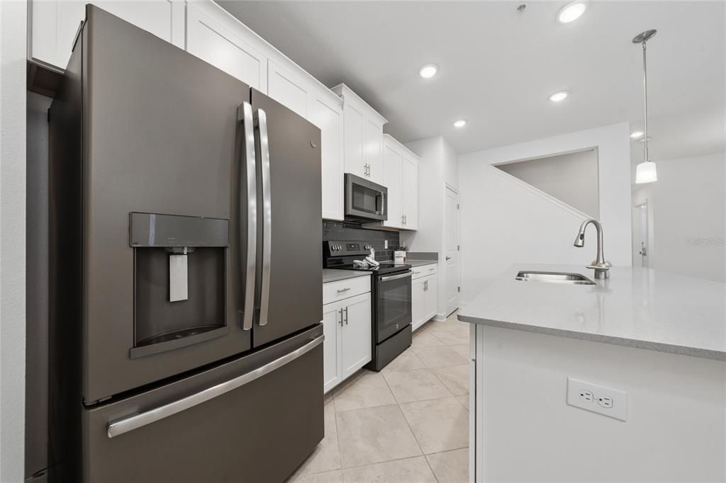 En Venta: $445,000 (4 camas, 2 baños, 1982 Pies cuadrados)