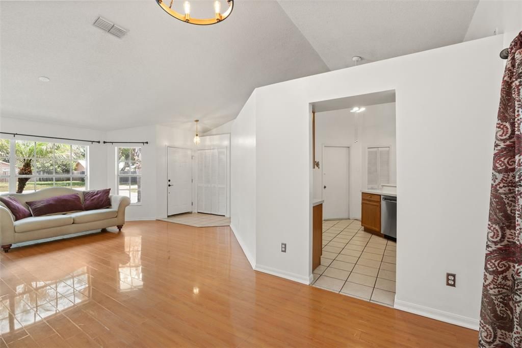 En Venta: $394,900 (3 camas, 2 baños, 1648 Pies cuadrados)