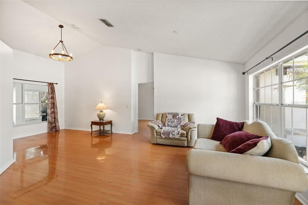 En Venta: $394,900 (3 camas, 2 baños, 1648 Pies cuadrados)